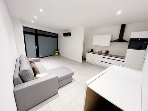 Basic Apartment | Private kitchen | Fridge, oven, stovetop, cookware/dishes/utensils