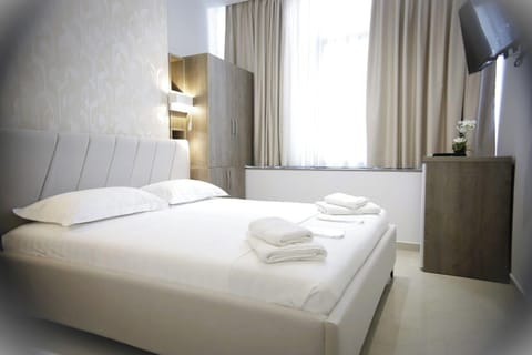 Triple Room | Desk, free WiFi