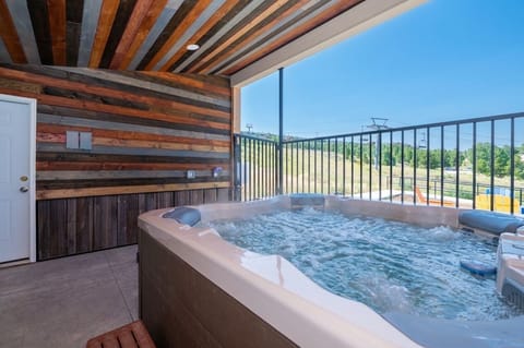 Relax next to the ski run in the free hot tub on the shared guest patio