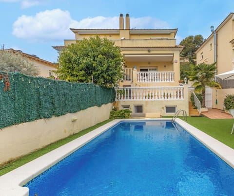 Vive el verano en esta casa con piscina privada en Comarruga.