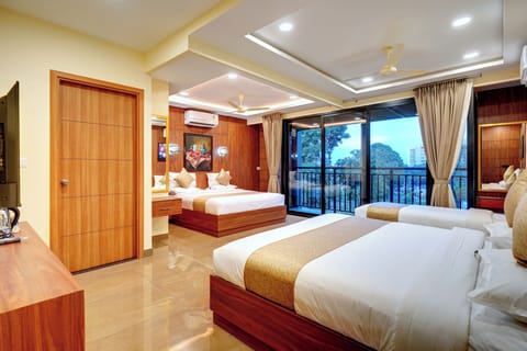 Family Suite | Desk, laptop workspace, iron/ironing board, free WiFi