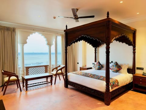 Studio Suite, River View | Free WiFi