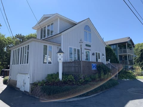 3 Bedroom Home with Distant Ocean Views