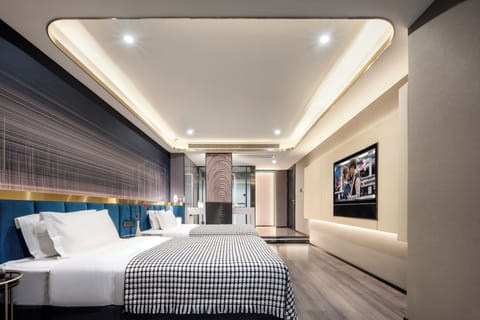 Classic Twin Room, City View | Desk, laptop workspace, blackout drapes, soundproofing