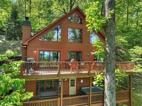 Deer Ridge is close to hiking, river tubing, apple farms, horseback riding and wineries. It's the perfect North Georgia Mountain hideaway!