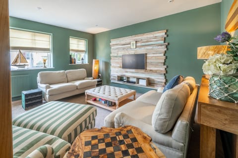 Sea Horse Stables, Overstrand: A sitting room with style and comfort