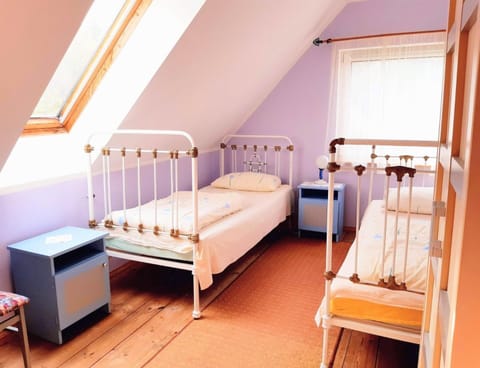 House | 6 bedrooms, iron/ironing board, individually furnished, bed sheets