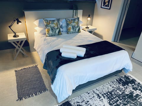 Deluxe Apartment, Garden View | Blackout drapes, soundproofing, iron/ironing board, free WiFi