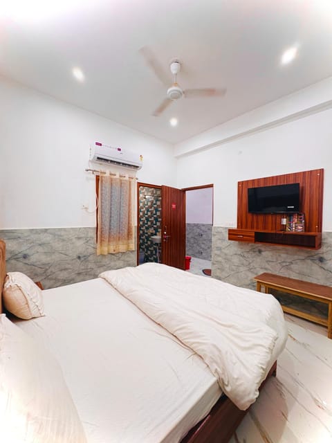 Deluxe Double Room | Desk, laptop workspace, blackout drapes, soundproofing