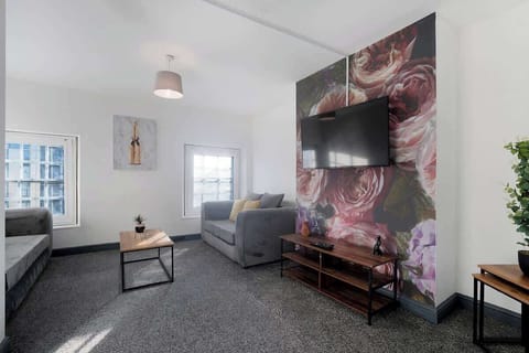 Cosy living room equipped with a SMART TV with Netflix and a comfortable sofa to sit down and relax. 