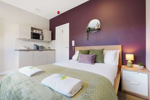 Unwind in this peaceful studio sleeping area, featuring a cosy double bed with fresh hotel-quality linen. Complete with a TV and a dedicated work desk, it offers a practical yet comfortable space for both relaxation and productivity.