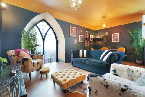 Make yourself at home in the inviting living room with a comfortable 2-seater sofa, two armchairs and a Smart TV, ideal for relaxing throughout your stay.
