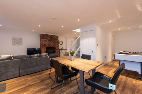 The open-plan living room, dining area and kitchen benefit from a SMART TV, a 4-seater dining table and a plenty of space to sit down and relax. 