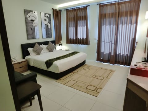 X Double Room | Desk, rollaway beds, free WiFi