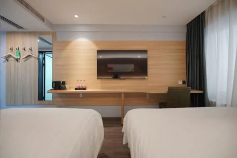 Superior Family Room | Blackout drapes, WiFi (free), bed sheets