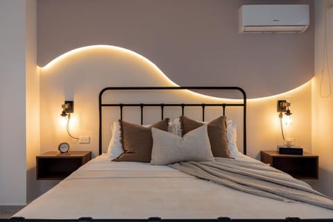 Family Apartment, 3 Bedrooms, Air conditioning | Blackout drapes, iron/ironing board, WiFi (free)