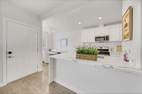 Full-size fridge, microwave, oven, stovetop