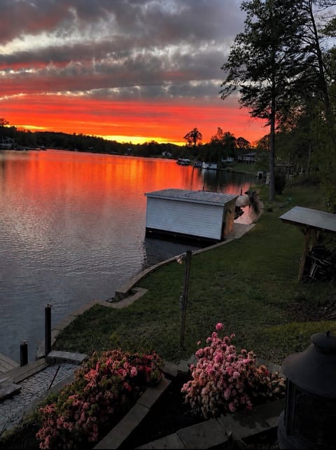     Lakefront sunsets you’ll never forget. 🌅