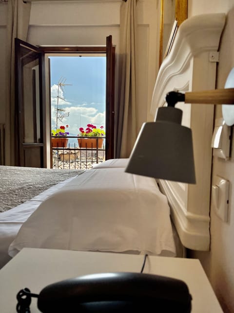 Twin Room | Minibar, individually decorated, individually furnished, desk