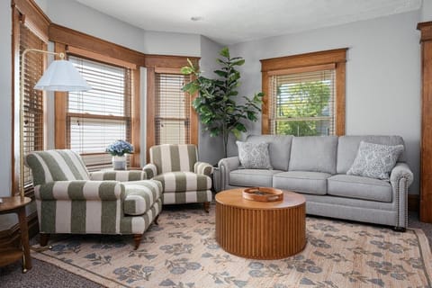 Gather, relax, and make yourself at home in this cozy and stylish living space. 🌿🏡😊