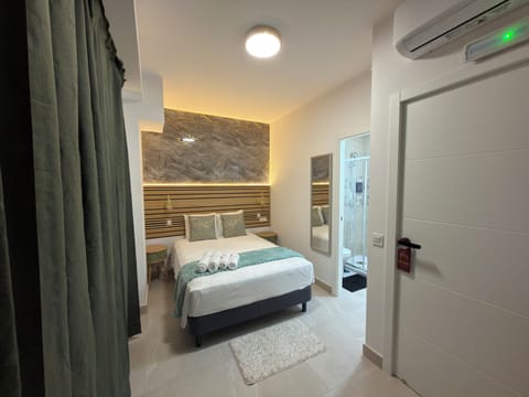 Deluxe Double Room, Ensuite | In-room safe, laptop workspace, soundproofing, iron/ironing board