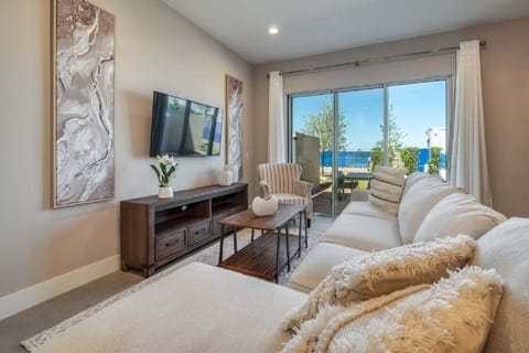 Room, Multiple Beds, Pool View (SMV154-7599-5-GS) | Living area
