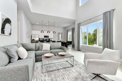 Apartment, Multiple Beds (REU119-7770-238-5-G) | Living area