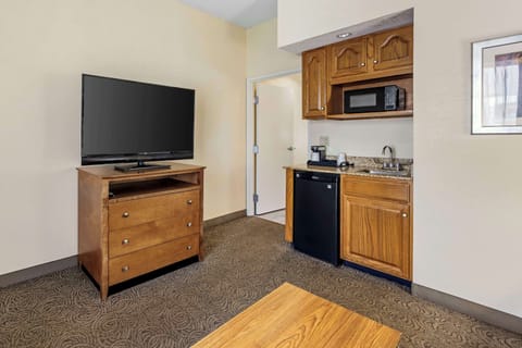 Pillowtop beds, iron/ironing board, cribs/infant beds, WiFi