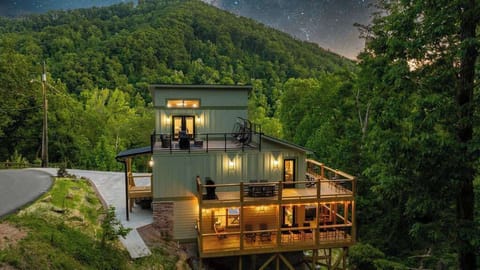 Peaceful setting with gorgeous mountain views. Perfect location on Roaring Fork!