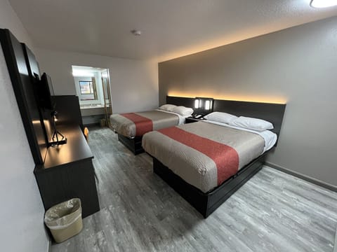 Blackout drapes, free WiFi, bed sheets