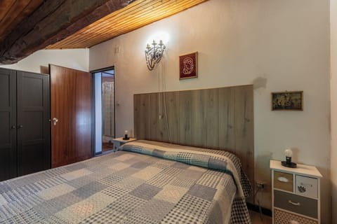 Iron/ironing board, bed sheets