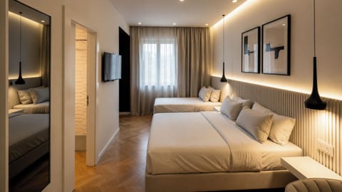 Triple Room | Desk, laptop workspace, iron/ironing board, free WiFi