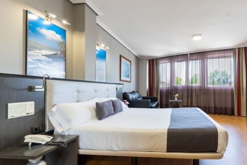 Standard Double Room | Down comforters, in-room safe, desk, laptop workspace