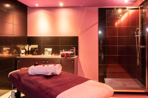 Couples treatment rooms, body treatments, body scrubs, facials