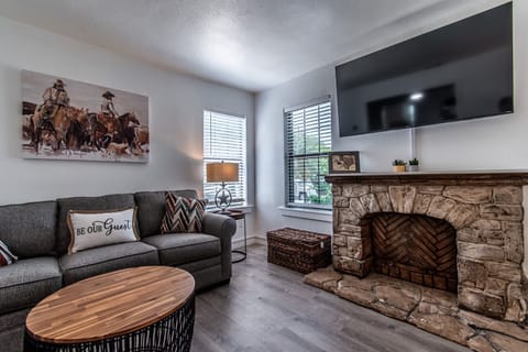 House, Multiple Beds, Kitchen, Garden View (4321 Harry) | Living area
