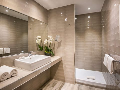 Classic Room, 1 King Bed, Balcony | Minibar, in-room safe, desk, laptop workspace