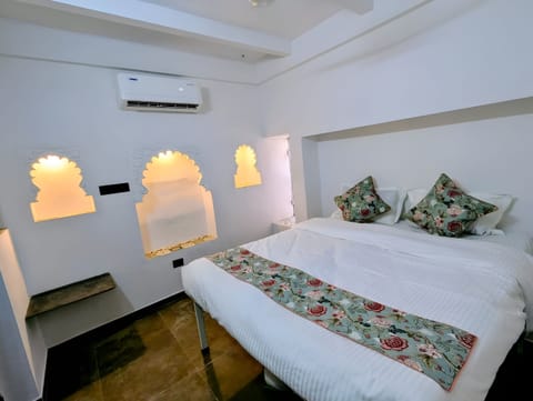 Classic Double Room, Balcony | Free WiFi