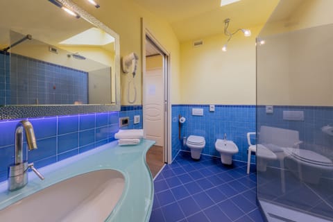 Loft, Lake View | Bathroom | Free toiletries, hair dryer, bidet, towels