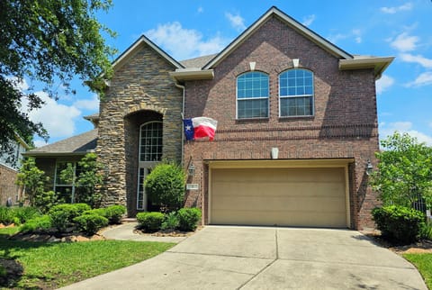 Welcome to Mourning Dove! Relaxed retreat in The Woodlands Creekside