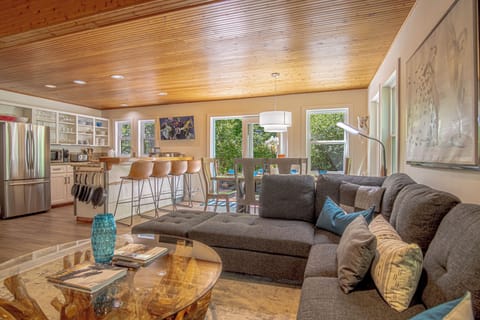 Red Elephant Retreat - 4BD 3BA - patio, firepit, and more!