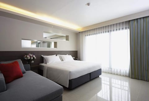 Deluxe Double Room | Minibar, in-room safe, desk, blackout drapes