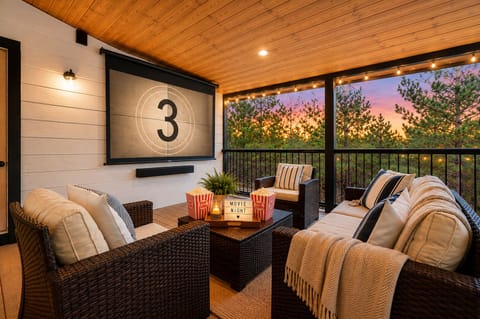 🎬 Sky Deck Movie Lounge nights just hit different at Hit Refresh. Grab fresh popcorn from the Nostalgia Popcorn Machine, cozy up under the string lights, and watch movies above the pine trees from your own outdoor cinema retreat.✨