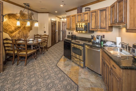 Fully equipped kitchen with dining for four | Main Level