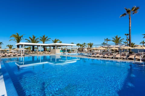 5 outdoor pools, pool umbrellas, sun loungers