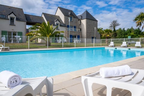  Take a dip in the outdoor heated pool, open from April to late September, weather permitting.