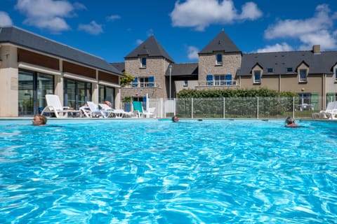 Relax poolside with plenty of space to unwind after a day exploring the beaches and ramparts of Saint-Malo.
