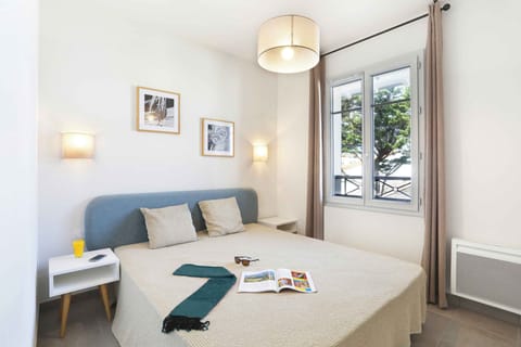 A bright bedroom awaits with a comfortable double bed and welcoming ambiance.