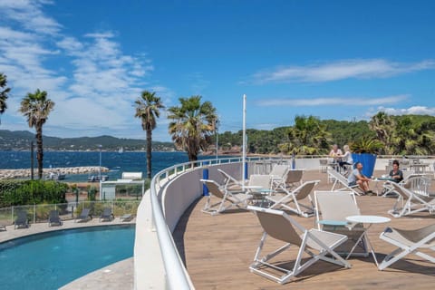 The heated outdoor pool with the Saint-Mandrier marina as a backdrop — open from April to end of October, just steps from the beach.