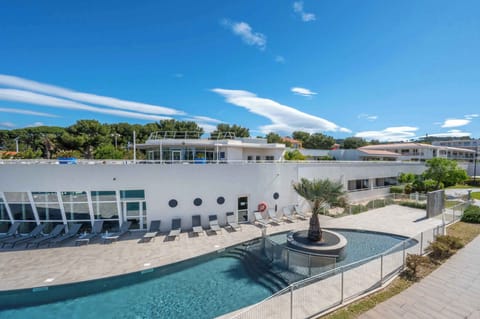 Expansive heated outdoor pool surrounded by sun loungers, with the Var hills in the distance — the perfect spot to relax under the southern sun.