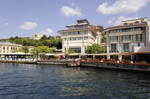 2 restaurants; lunch and dinner served